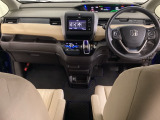 車内は光触媒抗菌消臭施工済です。インパネ周りはスタイリッシュなデザインです。グローブボックスやカップホルダーのほかにトレーなどたくさんの収納スペースが付いています。