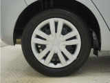 ◆純正ホイール装着車◆シンプルなデザインのホイールキャップ付きです。