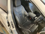 ヴァーネスカレザーシート・シートヒーティング。ヴァーネスカレザーは多くのBMWモデルで採用されているレザーでシボが細かく柔らかい印象のレザー。高級感、機能性、耐久性を備えています。