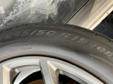 純正19インチアルミホイール。フロントは245/50R19