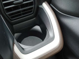 運転席側のドリンクホルダーは安定感のある埋め込み式となっています。
