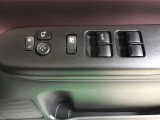 パワーウィンドウやドアミラーのスイッチ等は運転席右側へ集中してます