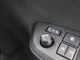 ドアの施錠・解錠に連動してドアミラーが自動で格納・復帰するオート格納機能を搭載しています。
