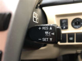 【クルーズコントロール】高速道路などを一定の速度で走行したいとき、スイッチ操作すれば、アクセルペダルを踏まなくても低速走行が可能になります。長時間の運転の疲れ軽減にもつながります。