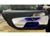 ウィンカー内蔵ドアミラーを開発したのは『メルセデス・ベンツ』です。他車からの視認性が高まり、事故の可能性を低減させています。更に、点灯部分はドライバーの視界に入らないように設計されています。