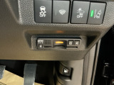 【ETC車載器】高速道路の料金所を、止まらずスムーズに通過。小銭を用意する手間も、窓を開けるわずらわしさもありません。遠出をグッと身近にしてくれる快適ドライブの必須アイテムです。