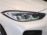 【LEDヘッドライト】先進のLEDテクノロジーを採用。放射される白色光の周波特性は太陽光に近く、バイキセノン・ヘッドライトを上回るコントラストで更に明るく輝きます!