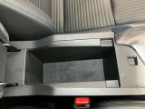 アームレストの中にも収納スペース!運転席周りをすっきり保てます!