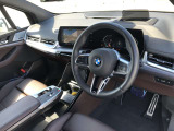 BMW 伝統のコックピットはドライバー志向で設計され、人間工学を駆使し、細部に到るまで設計されたコックピットを実現しました。