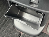 身のまわりの小物類がすっきり収まる、「使える」サイズの収納を数々装備。