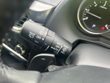 レバーに各種表示が記され、操作の目安を確認しやすい仕様です。運転席から手を伸ばしやすい位置にまとまっているため、天候の変化に応じて使う際にも扱いやすく、日常の運転を支えます。