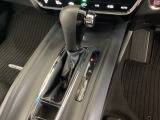 CVT車のセレクトレバーです。低速から高速まで、変速ショックのないスムーズな走りと、エンジン効率のよい領域を維持して燃費にも貢献します。