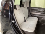 【後席】後席のお足元もとっても広いですよ!更に後席もスライドが可能ですので、おかけになられる方の体格やお荷物量に合わせてスペースを調整できます♪後席シートも乗り心地OK!ゆったり乗れます♪