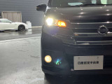 走行中の様々な条件に備え、ドライバーの視界を安全にサポート。キセノンヘッドライト搭載でハロゲンランプより広範囲を照らし、夜間走行の視認性を高めます。