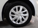 ホイールは車のデザインにマッチした専用タイプです。
