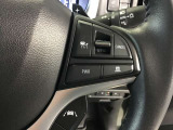 ハンドルの右側に追従機能の操作スイッチが付いています。高速道路などで、車が前の車との車間距離と速度を保ち追従していきます。高速道路でもアクセルを踏まずに運転することができるので疲労軽減できます。