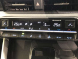 運転席、助手席別々に温度設定ができるデュアルエアコン装備です。男性が暑いと感じても、女性は寒いと感じる、そんな時の車内温度を別々に調節できるので、ストレスなくドライブをお楽しみいただけます。