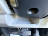 運転手の手が届きやすいステアリング下にも収納を備えております!