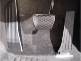 ペダル】BMWはオルガン式アクセルペダルを採用しています。踏み込む足とペダルが同じ軌跡を描くため、かかとがずれにくく、アクセルコントロールがよりしやすくなるメリットがあります