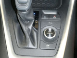 電気式4WDシステム(E-Four)を搭載。雪道などの滑りやすい路面でも安心して走行できます。