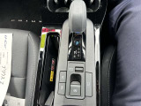 シフト周り!ブレーキホールド、電動パーキングブレーキなどのあると嬉しい便利機能とスマホの置くだけ充電も装備!