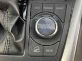 走行状況や路面に合わせて選べるモード切替スイッチを、運転席の手元に配置。表示が見やすく、状況に応じた選択をしやすい操作エリアにまとめられています。