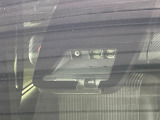 【トヨタセーフティセンス】走行中に前方の車両等を認識し、衝突しそうな時は警報とブレーキで衝突回避と被害軽減をアシスト。より安全にドライブをお楽しみいただけます。