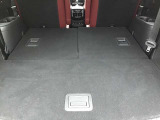 後部座席を倒すとかなりの広さがあり大きな荷物もラクラク積めますよ!