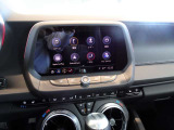 Apple CarPlay / Android Auto があり有線接続に対応しており、スマートフォンのナビゲーションとして画面へ映し出して使用する仕様が標準です。