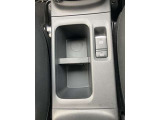 シフトレバー近くで扱いやすいドリンクホルダー