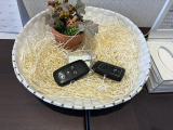 電子カードキーを携帯していれば、リクエストスイッチを押すだけでドアの施錠と解除が行えます。しかも盗難防止に役立つイモビライザー機能付きです。