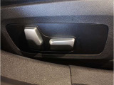 【電動シート(メモリー機能付き)】ドライバーのシートポジションを記憶させることが出来ます。お二人で交代しながら長距離を運転される際など、交代の度にシートポジションを確認する必要が御座いません。