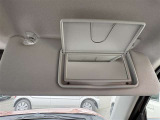運転席サンバイザーはミラー付き