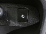 「衝突回避被害軽減装置」スイッチです。警報とブレーキをアシストして衝突を回避や被害軽減をサポートします。詳細は販売店スタッフまでおたずねください。