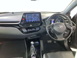 運転席周りのレイアウトをご覧ください。ナビゲーションが綺麗に装着されすっきり収まってますね!