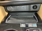 【ワイヤレス充電器】置くだけでスマートフォンを充電。納まりやすいスペースを設けました!