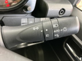 操作しやすいウインカーレバーで、安全な車線変更をサポート。ヘッドライトの操作もスムーズに行えます。