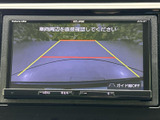 後方の様子を画面で確認でき、黄色や赤のガイド線が駐車位置の目安になります。車庫入れやバックでの移動時に周囲を確かめやすく、目視確認とあわせて活用いただける便利な装備です。