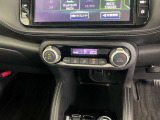 【オートエアコン】タッチパネル式オートエアコンで運転席周りの凹凸が少なくスッキリとしています。
