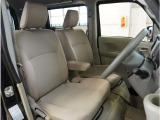 【清潔感のある運転席&助手席】隅々までクリーニングの行き届いた運転席&助手席。目立ったシミや汚れ等もございません。快適なドライブをどうぞ。