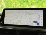 画面いっぱいに地図が表示され、現在地や周辺の道路を確認しやすい表示です。目的地検索のアイコンも見やすく、行き先を調べたいときに活用いただけます。