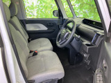 明るい色合いのシートと見通しのよい前方視界で、運転席まわりはすっきりした印象です。座面や背もたれにもゆとりがあり、毎日の移動を心地よく支えます。