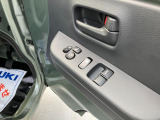 運転席アームレストに、【リモコンドアミラー】【パワーウィンドウ】スイッチあり。手元で操作ラクラク。