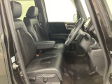 女性でも運転がしやすいように、シートの高さ調整機能(シートリフター)がついています。運転席と助手席の間が空いている為、助手席側への移動がスムーズです。交通量の多い道でも助手席側から乗り降りができます。