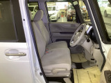 フィット感のあるシート。しっかりと支えてくれるので、長時間の運転を快適にサポートしてくれます。
