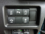 パーキングセンサーや横滑りを防ぐ等のスイッチ類は運転席の右側、手の届きやすい位置にあります。