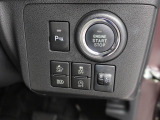 電子カードキーをポケットやバッグの中に入れておいたままでも、ブレーキを踏みながらボタンを押すだけで、スマートにエンジンスタートできます♪