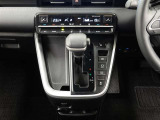 左右独立温度コントロールフルオートエアコンです。運転席、助手席それぞれで独立して温度設定ができます。冷え性の方が乗っても安心ですね♪
