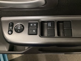 電動格納式リモコンドアミラーと、パワーウィンドウスイッチ等は運転席ドアにあります。
