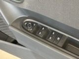MINIはドアが分厚いです。衝突によりドアがつぶれてしまった場合にも外からいち早くドアを開けれるよう考えられています。数十秒の救出の遅れが命につながりかねない場合、こういった配慮が重要なポイントです。